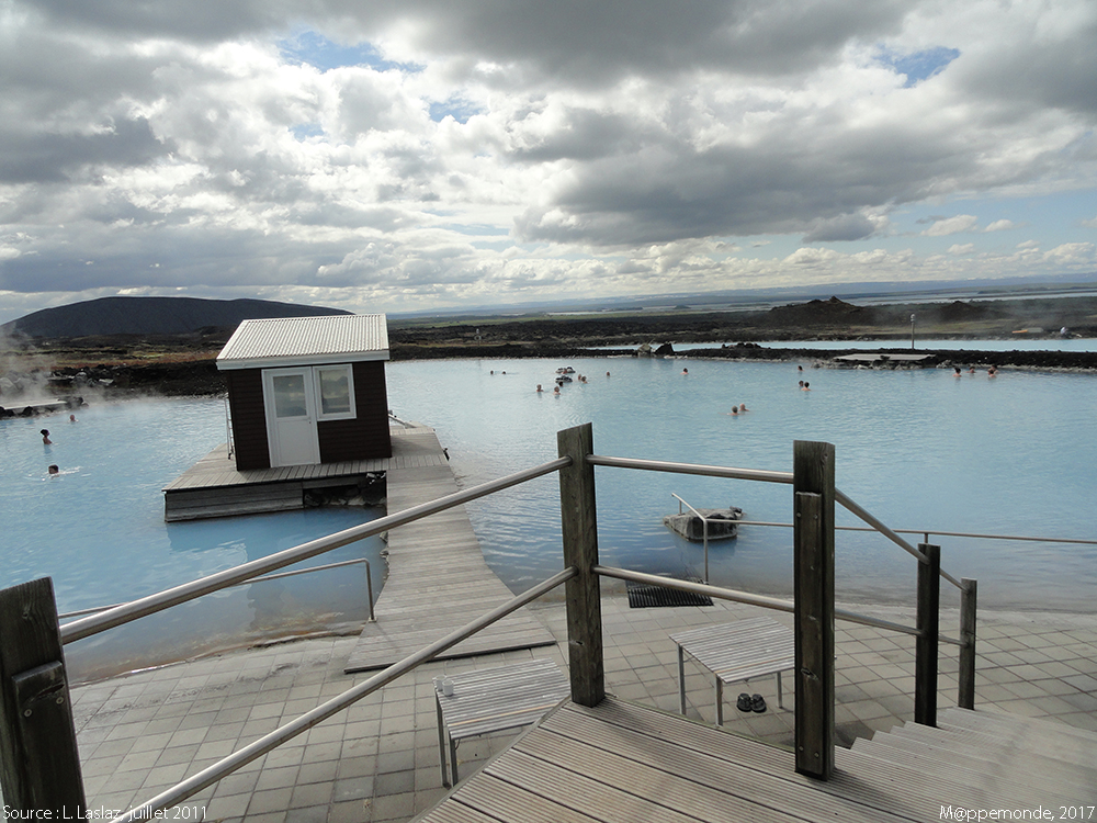Photo 3. Myvatn Nature Bath, accès au bassin situé dans un des sites géothermiques les plus actifs d’Islande. © L. Laslaz, juillet 2011.