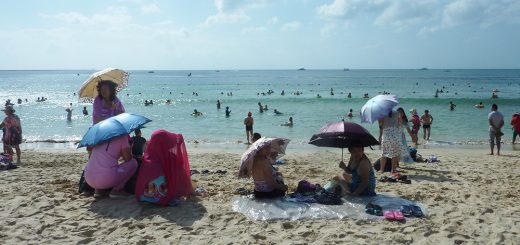 Photo 5. L’usage de l’ombrelle est courant sur la plage de Dadonghai. Photo B. Taunay & L.Vacher, Plage de Dadonghai (Sanya) le 28 novembre 2015 à 10h50.